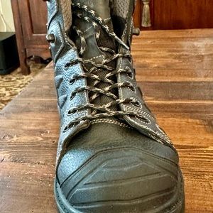 Harley Davidson riding boots for sale. These boots are an excellent lac-up boot.